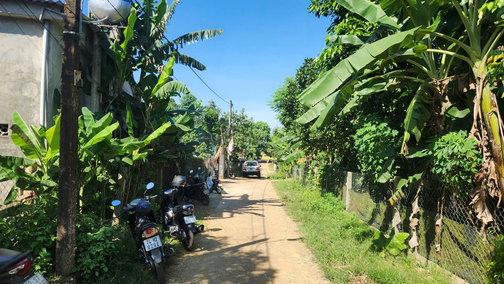 Hàng trăm người trong đêm truy tìm nghi phạm giết hàng xóm rồi bỏ trốn.jpg