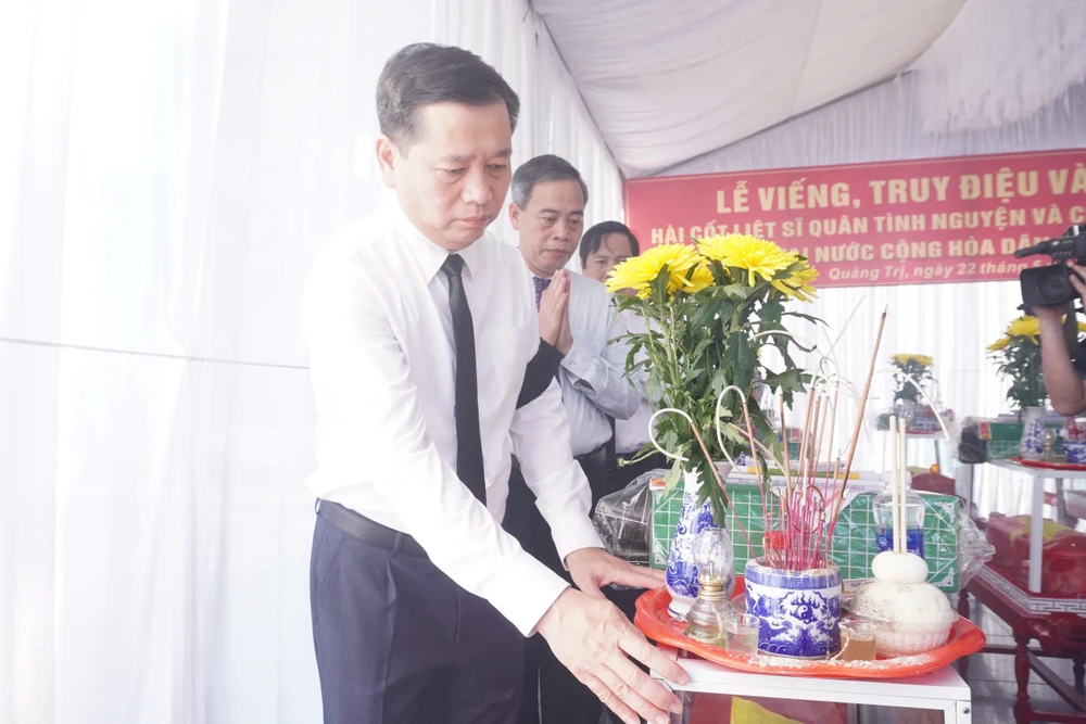 thu-truong-bo-quoc-phong-du-le-truy-dieu-va-an-tang-12-hai-cot-liet-si-o-quang-tri (1).jpg