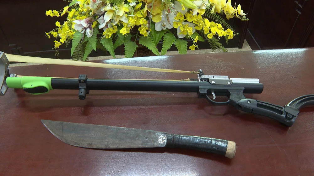 11 thanh thiếu niên ở Huế mang dao, súng ná cao su 'dạo phố' đêm.jpg