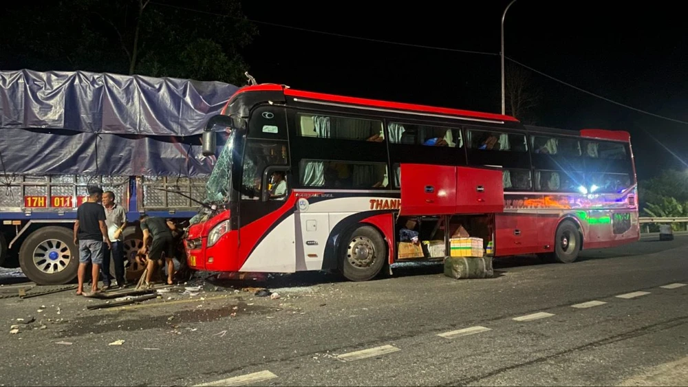 xe khách tông xe tải