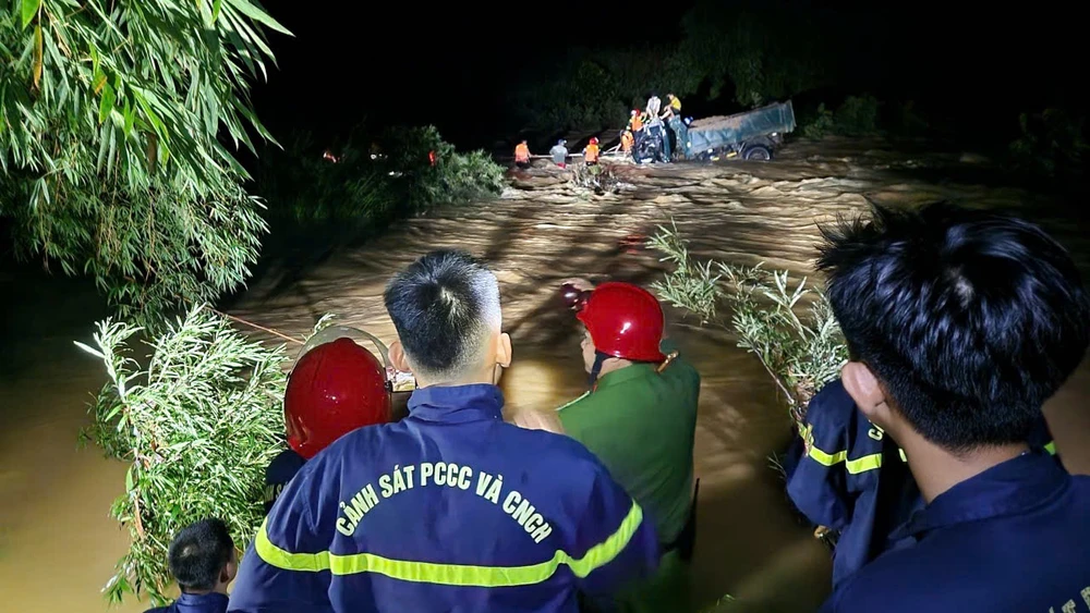 Cứu 4 người mắc kẹt giữa dòng suối khi nước lũ chảy xiết