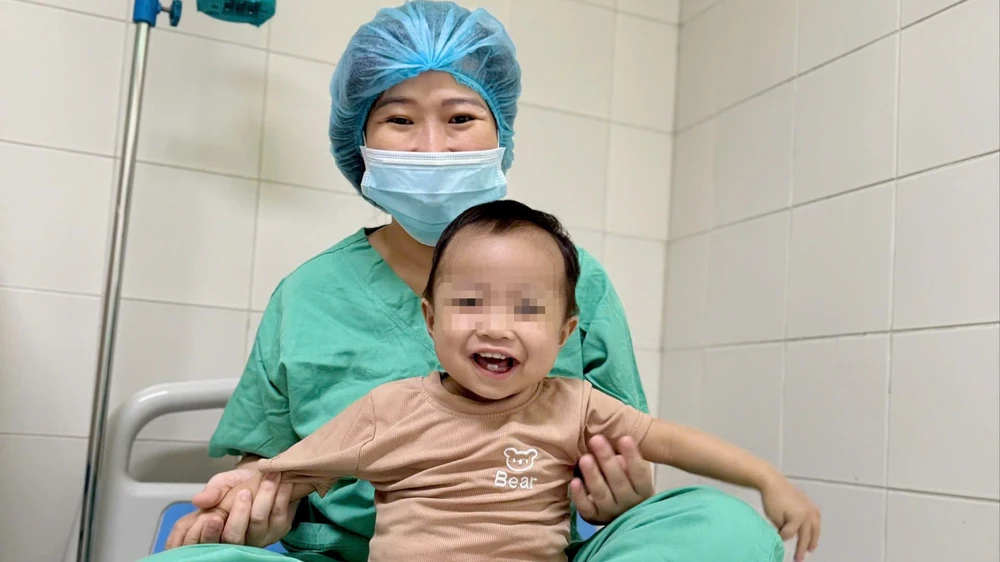 Bé 15 tháng tuổi được ghép gan từ người hiến chết não.