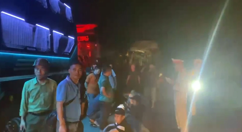 tai nạn giữa 3 xe khách