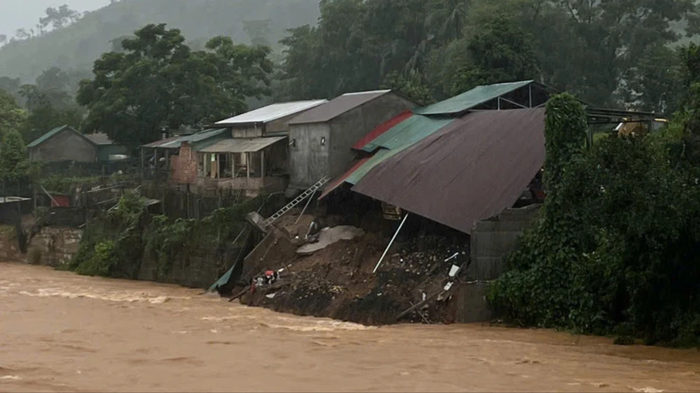 mua-lon-do-bao-so-1-gay-sat-lo-lam-sap-nha-cuon-troi-o-to-o-quang-tri- (2).jpg