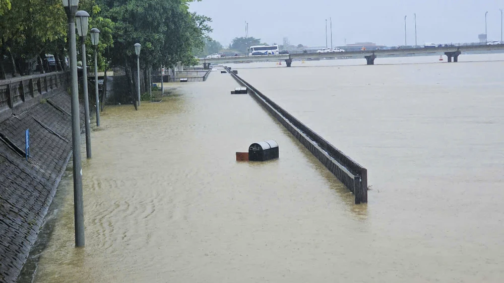 bon-be-xu-hue-ngap-sau-trong-nuoc-lu-trai-mua (10).jpg