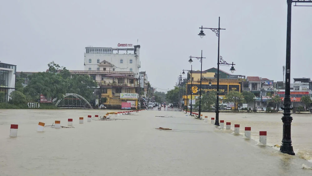 bon-be-xu-hue-ngap-sau-trong-nuoc-lu-trai-mua (11).jpg