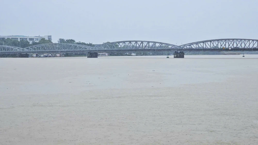 bon-be-xu-hue-ngap-sau-trong-nuoc-lu-trai-mua (14).jpg