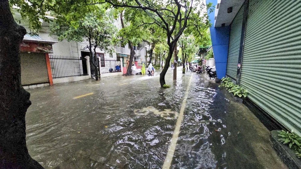 bon-be-xu-hue-ngap-sau-trong-nuoc-lu-trai-mua (3).jpg