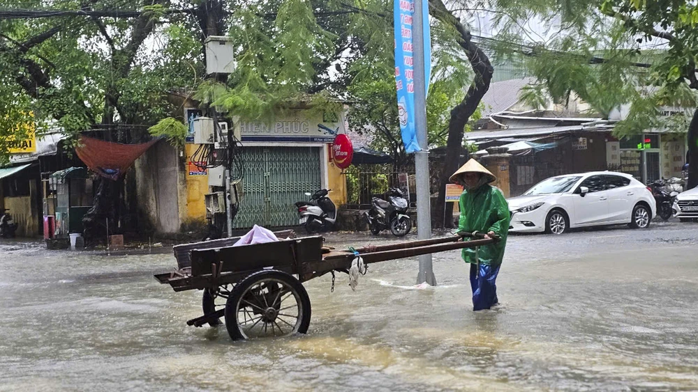 bon-be-xu-hue-ngap-sau-trong-nuoc-lu-trai-mua (5).jpg