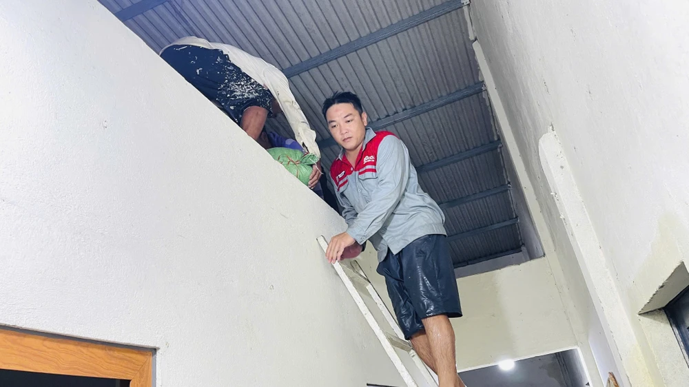 nguoi-dan-vung-lu-quang-tri-hoi-ha-ke-tai-san-len-noc-nha-tranh-lu- (1).jpg