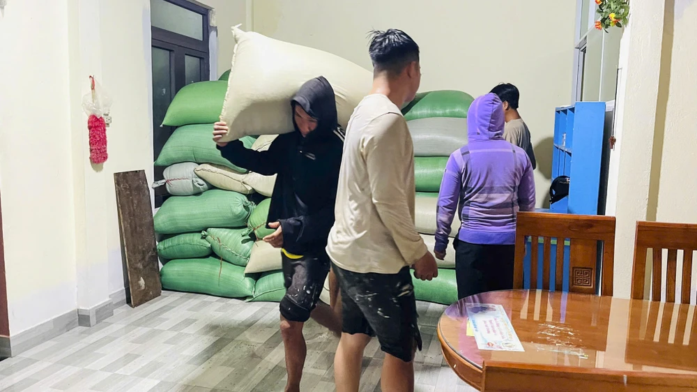 nguoi-dan-vung-lu-quang-tri-hoi-ha-ke-tai-san-len-noc-nha-tranh-lu- (2).jpg