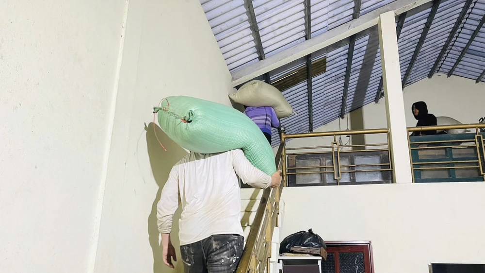 nguoi-dan-vung-lu-quang-tri-hoi-ha-ke-tai-san-len-noc-nha-tranh-lu- (3).jpg