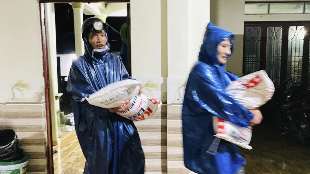 nguoi-dan-vung-lu-quang-tri-hoi-ha-ke-tai-san-len-noc-nha-tranh-lu- (5).jpg