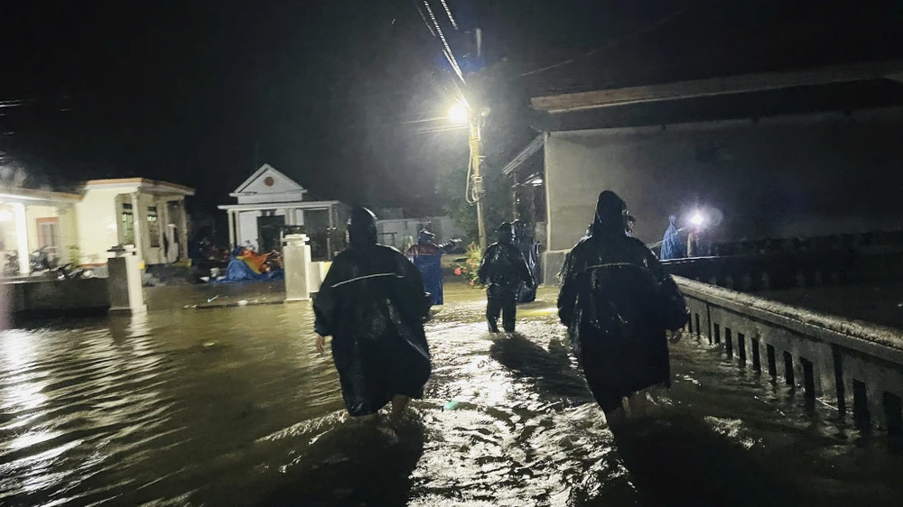 nguoi-dan-vung-lu-quang-tri-hoi-ha-ke-tai-san-len-noc-nha-tranh-lu- (6).jpg