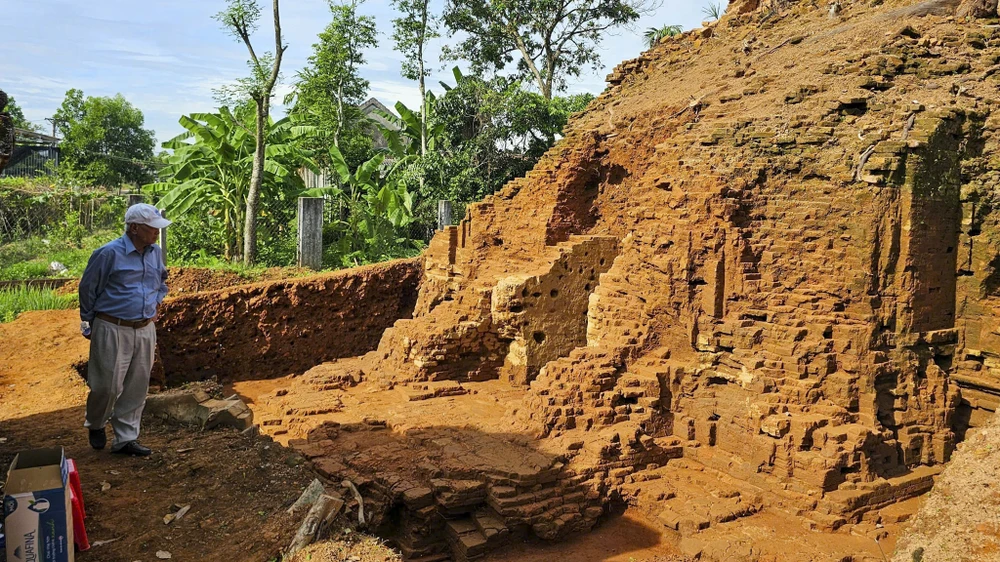 hem-nhieu-phat-hien-moi-khi-khai-quat-thap-doi-champa-1-000-nam-tuoi-o-hue-4.jpg