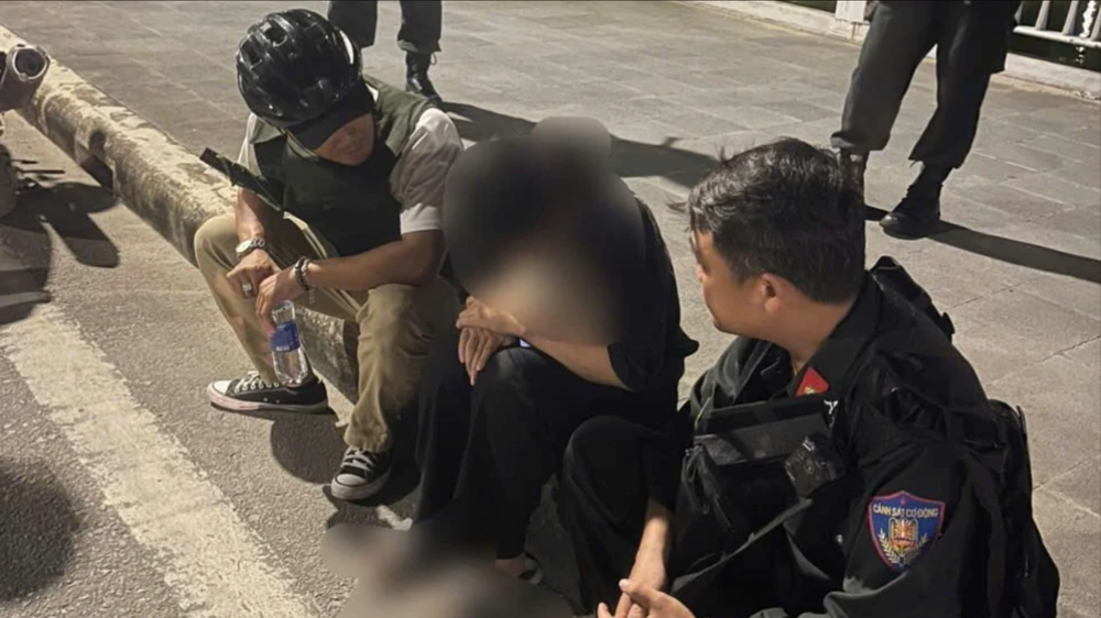 Cảnh sát Cơ động TP Huế kịp thời ngăn chặn cô gái định nhảy cầu tự tử