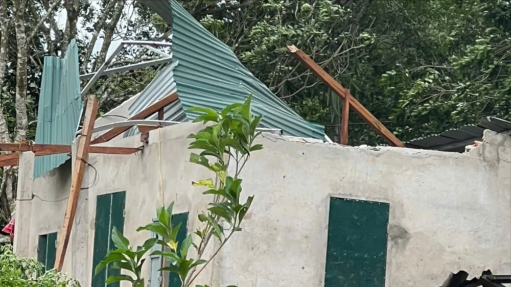 Bão số 3 làm một căn nhà bị sập, 23 căn nhà tốc mái