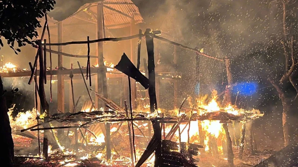 nhà sàn bốc cháy