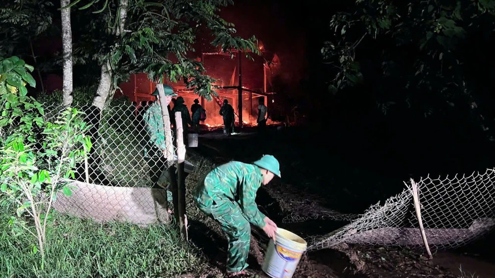 nguoi-me-om-3-con-nho-thoat-khoi-nha-san-boc-chay-du-doi-trong-dem (2).jpg