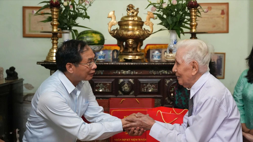 Phó Thủ tướng Bùi Thanh Sơn đã đến thăm, tặng quà cụ Nguyễn Văn Tiên (100 tuổi). 