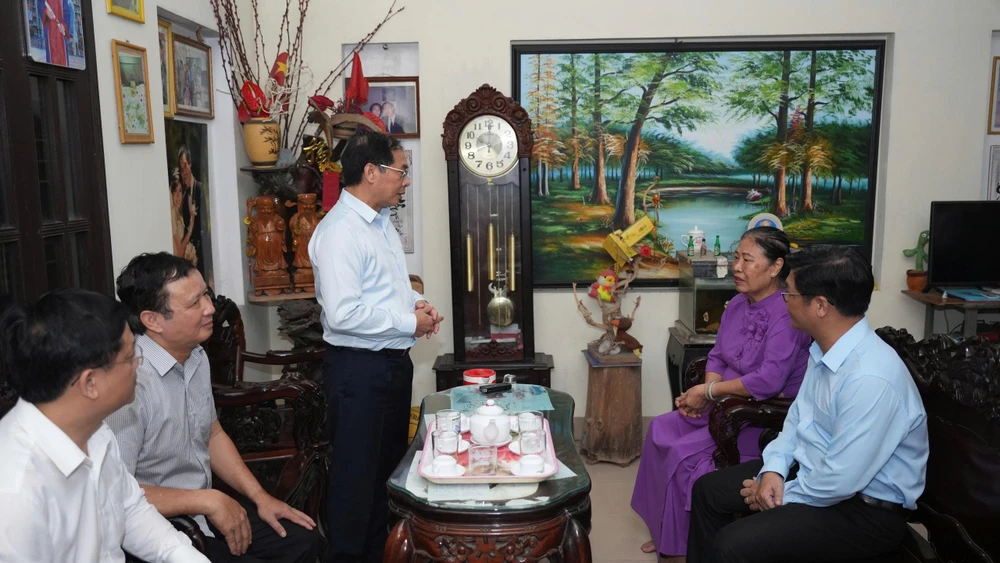 pho-thu-tuong-dang-huong-tuong-niem-dai-tuong-le-duc-anh-tham-gia-dinh-chinh-sach-tai-hue (2).jpg