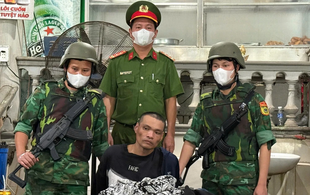 Cảnh sát bắt giữ bị can truy nã thủ 2 khẩu súng quân dụng đang chuẩn bị vượt biên