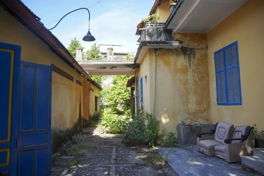 anh-leo-ben-trong-can-nha-ba-tu-cung-me-vua-bao-dai (11).jpg