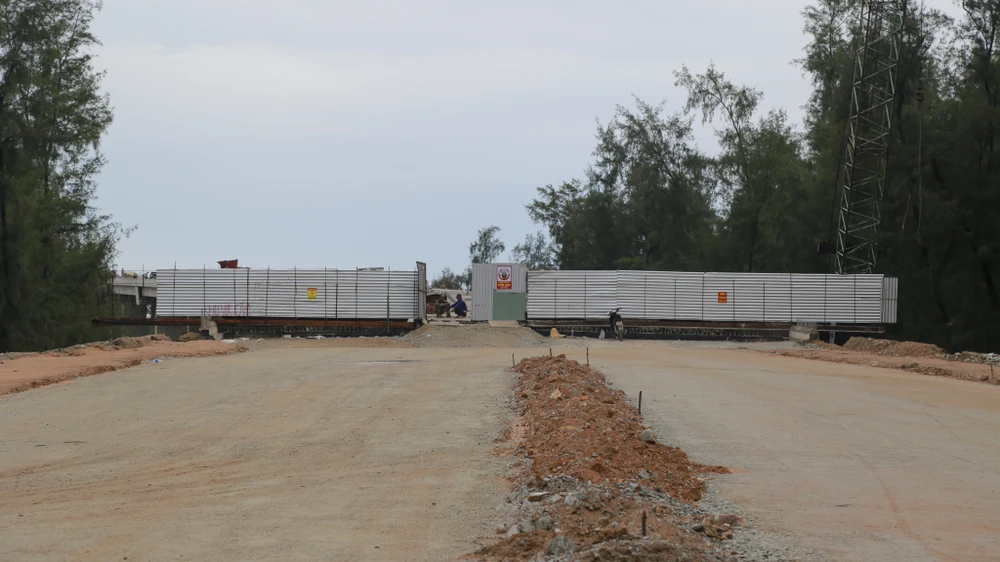 cau-vuot-cua-bien-dai-nhat-mien-trung-chay-dua-ve-dich-nong-vuong-mac-mat-bang (10).jpg