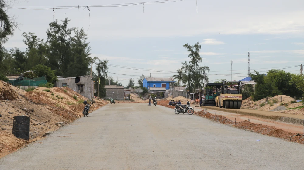 cau-vuot-cua-bien-dai-nhat-mien-trung-chay-dua-ve-dich-nong-vuong-mac-mat-bang (12).jpg