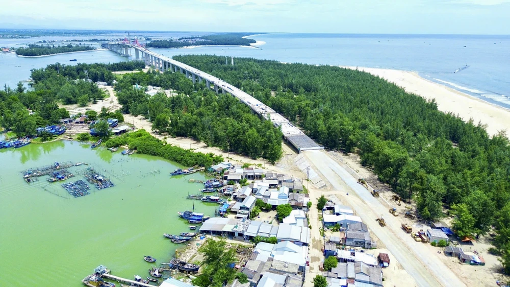 cau-vuot-cua-bien-dai-nhat-mien-trung-chay-dua-ve-dich-nong-vuong-mac-mat-bang (3).jpg