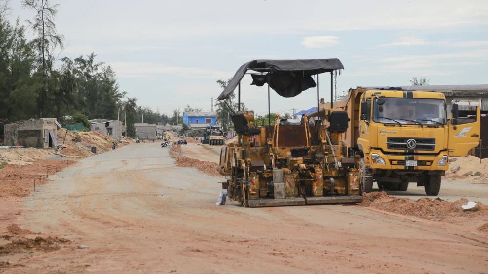 cau-vuot-cua-bien-dai-nhat-mien-trung-chay-dua-ve-dich-nong-vuong-mac-mat-bang (5).jpg