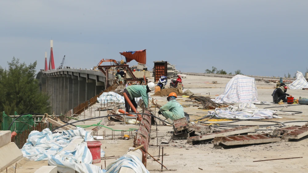 cau-vuot-cua-bien-dai-nhat-mien-trung-chay-dua-ve-dich-nong-vuong-mac-mat-bang (7).jpg