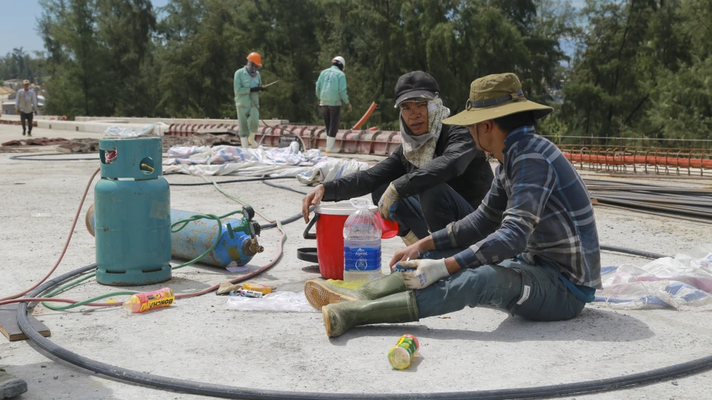 cau-vuot-cua-bien-dai-nhat-mien-trung-chay-dua-ve-dich-nong-vuong-mac-mat-bang (8).jpg