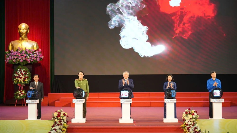 pho-thu-tuong-thuong-truc-moi-nguoi-dan-phai-la-la-chan-thep-trong-phong-chong-mua-ban-nguoi (1).jpg