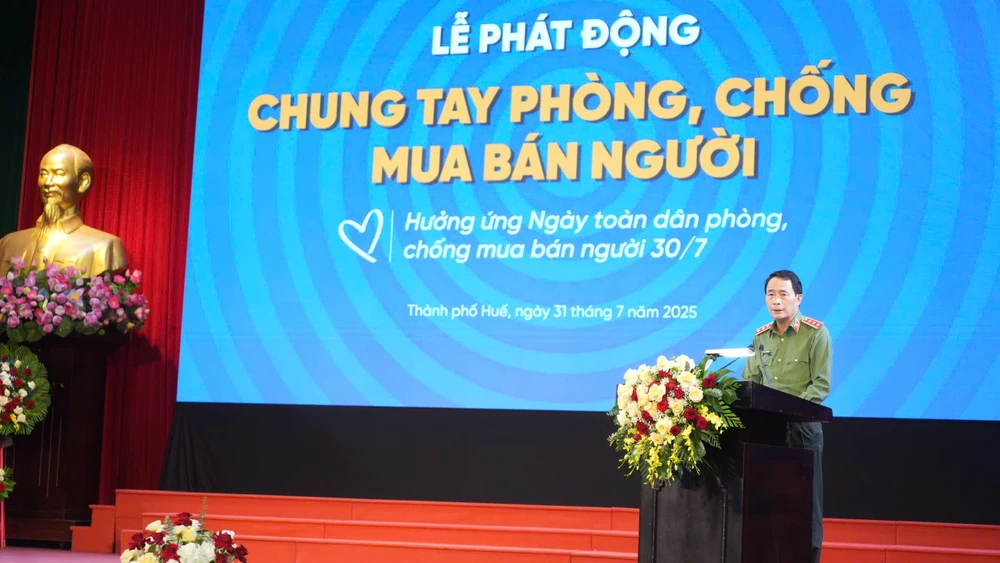 pho-thu-tuong-thuong-truc-moi-nguoi-dan-phai-la-la-chan-thep-trong-phong-chong-mua-ban-nguoi (2).jpg