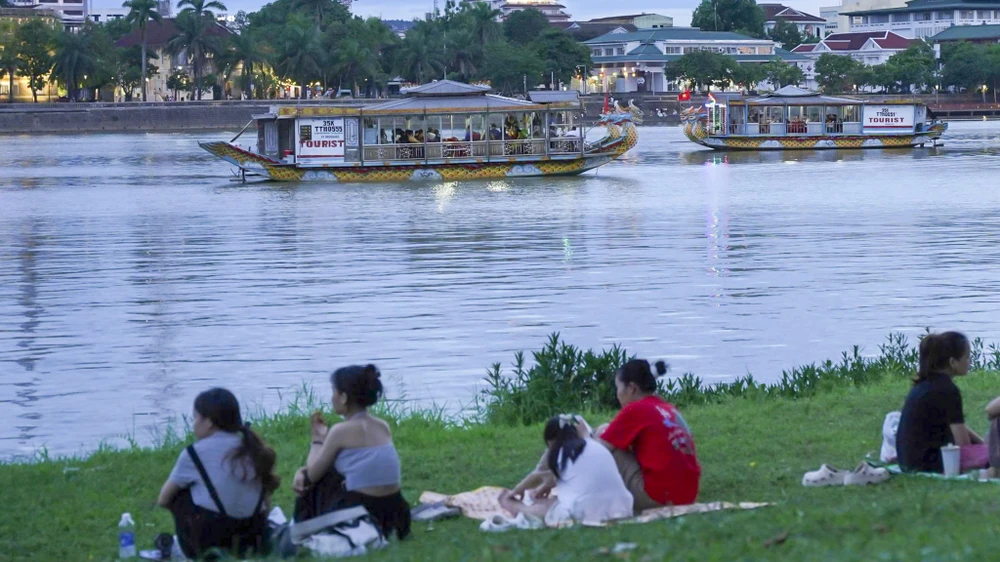 giai-nhiet-chat-tho-ben-bo-song-huong (1).jpg