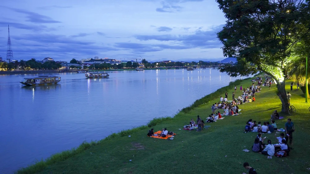 giai-nhiet-chat-tho-ben-bo-song-huong (12).jpg