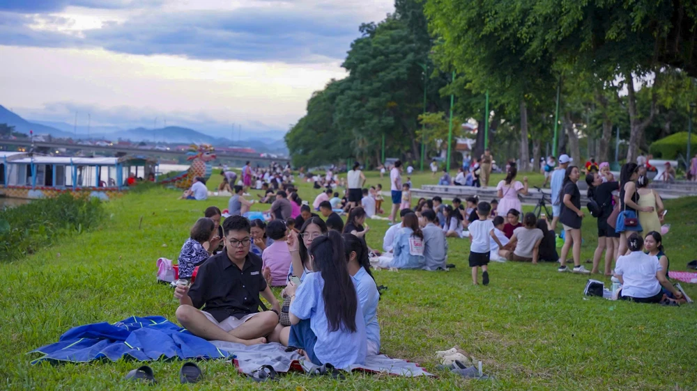 giai-nhiet-chat-tho-ben-bo-song-huong (2).jpg