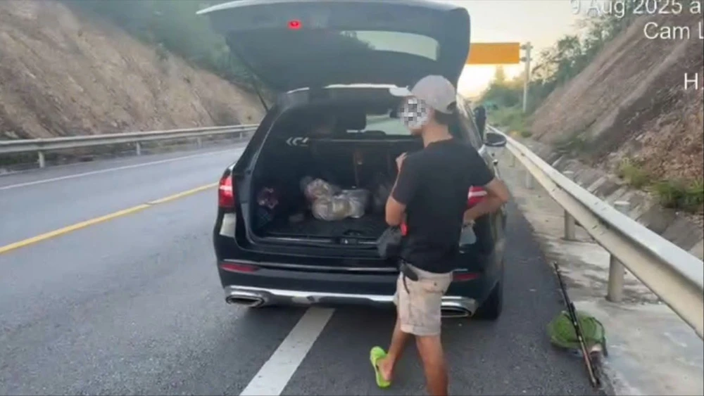 dừng xe trên cao tốc