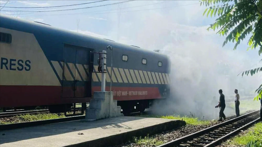 Đầu máy tàu hoả bốc khói nghi ngút vì sự cố kỹ thuật ở Huế.