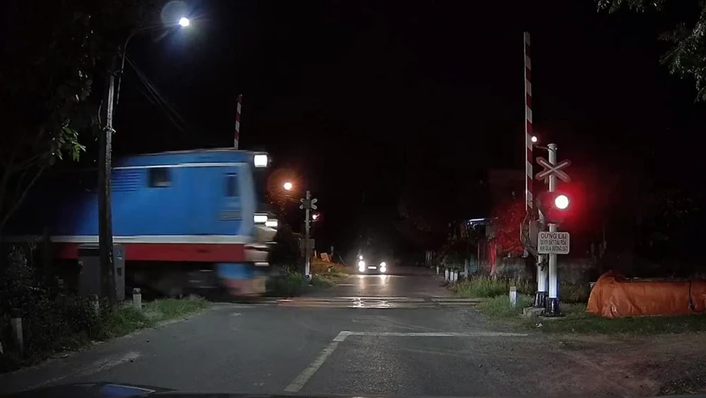 nguoi-di-duong-hu-via-khi-barie-tu-dong-mo-toang-luc-tau-hoa-lao-toi (2).JPG