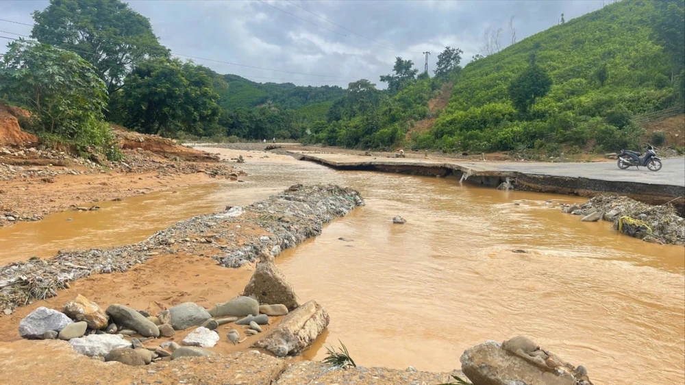 giao thông độc đạo bị chia cắt