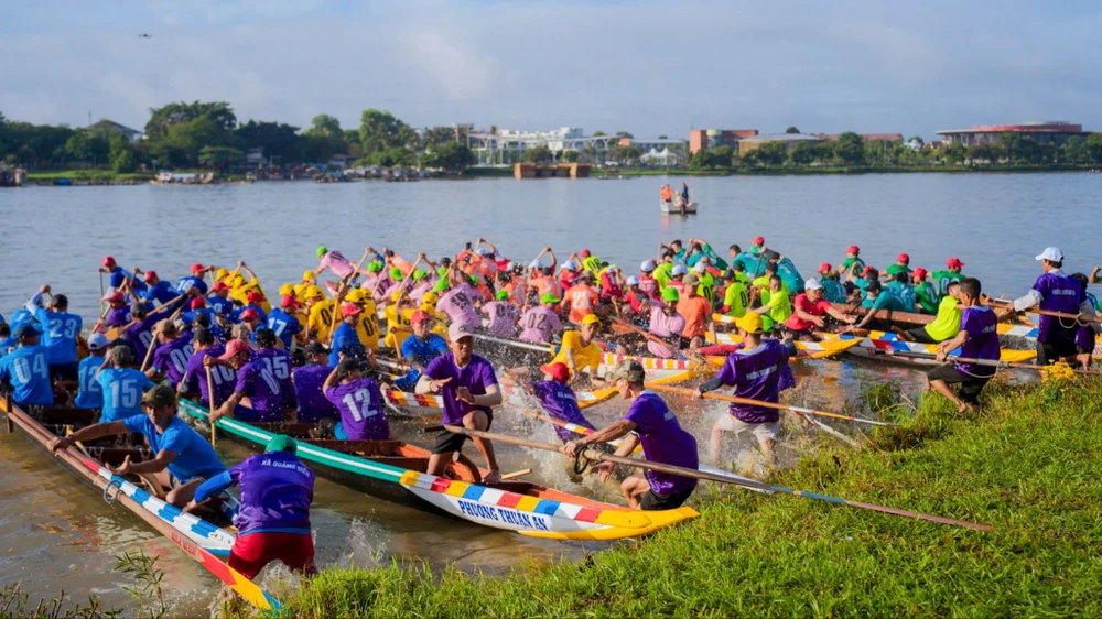 soi-noi-dua-ghe-tren-song-huong-trong-ngay-quoc-khanh-2-9 (2).jpg