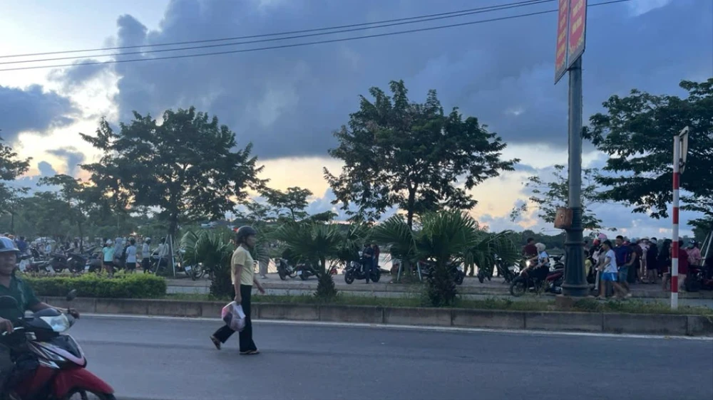 Nhiều người dân theo dõi cuộc tìm kiếm <i>hai bé gái đuối nước tử vong.</i>