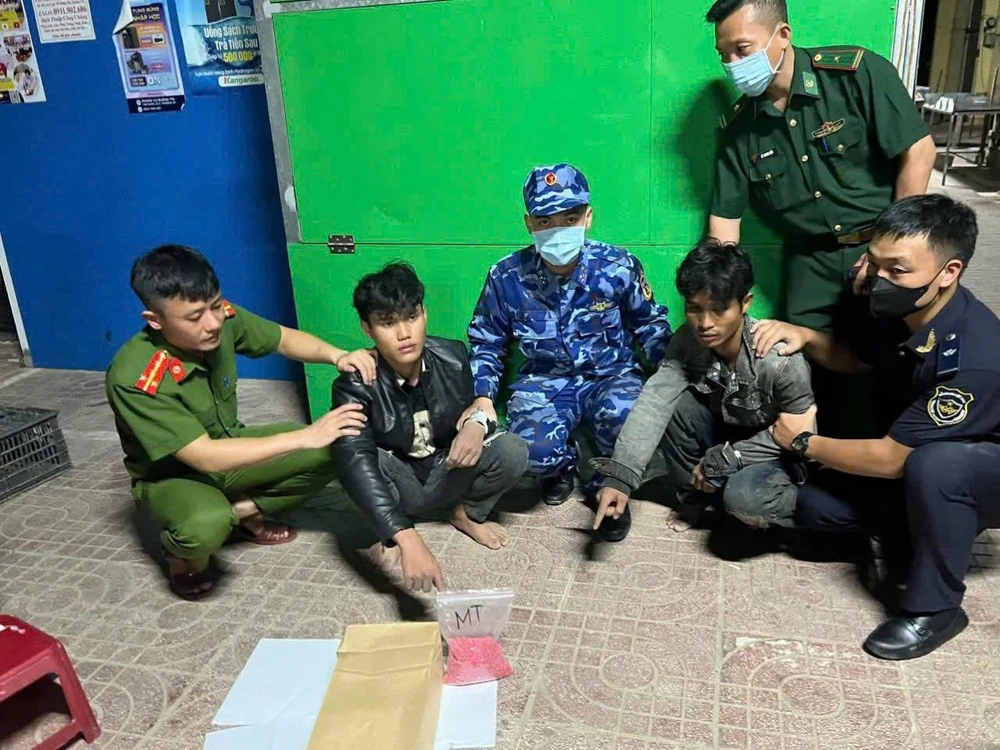 Phá đường dây vận chuyển 8.000 viên ma túy bằng đường biển.