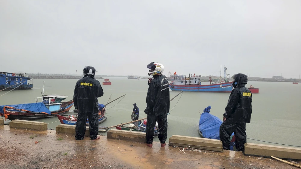 chum-anh-quan-dan-quang-tri-tranh-thu-tung-gio-de-ung-pho-voi-bao-so-10 (3).jpg