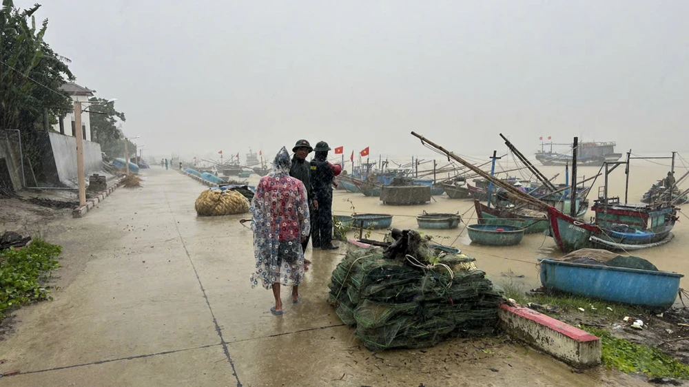 chum-anh-quan-dan-quang-tri-tranh-thu-tung-gio-de-ung-pho-voi-bao-so-10 (4).jpg