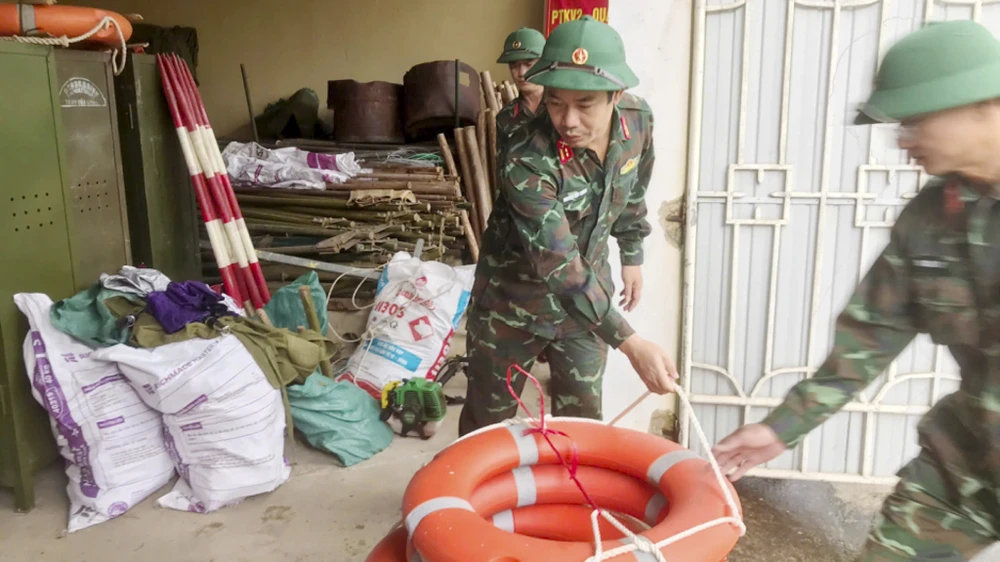 chum-anh-quan-dan-quang-tri-tranh-thu-tung-gio-de-ung-pho-voi-bao-so-10 (5).jpg