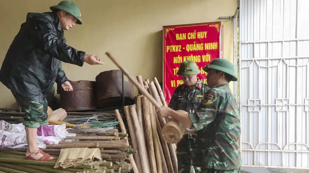 chum-anh-quan-dan-quang-tri-tranh-thu-tung-gio-de-ung-pho-voi-bao-so-10 (6).jpg