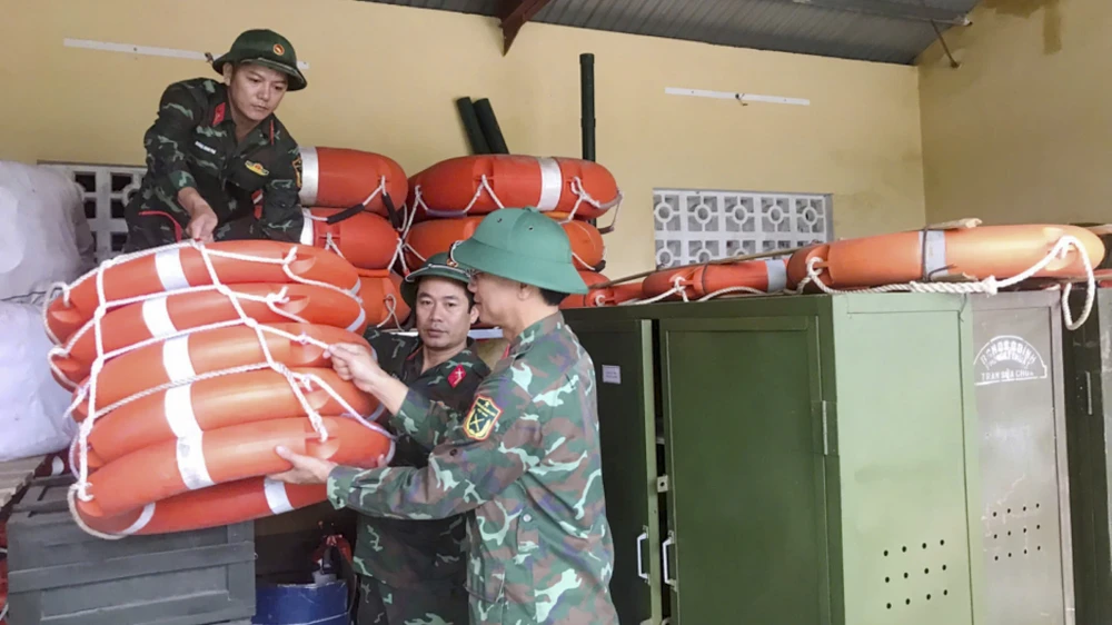 chum-anh-quan-dan-quang-tri-tranh-thu-tung-gio-de-ung-pho-voi-bao-so-10 (7).jpg